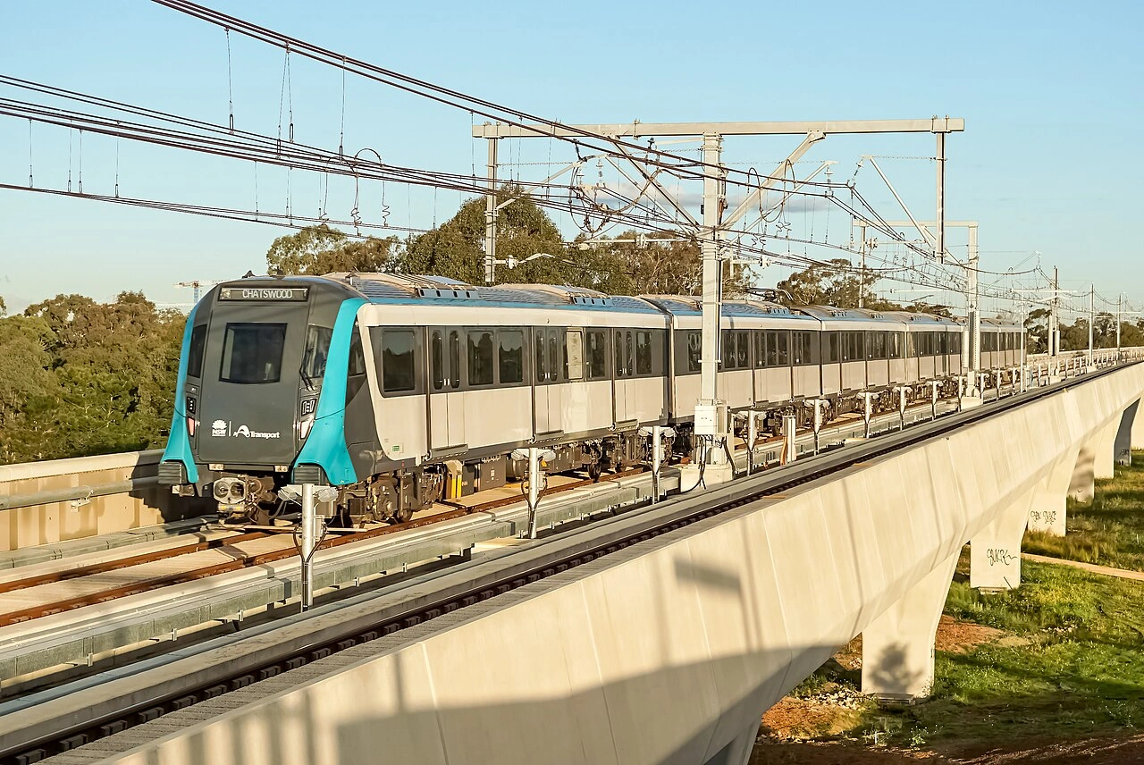 悉尼地鐵列車駛近凱利維爾。（圖取自維基共享資源；MDRX derivative work，CC BY-SA 4.0）