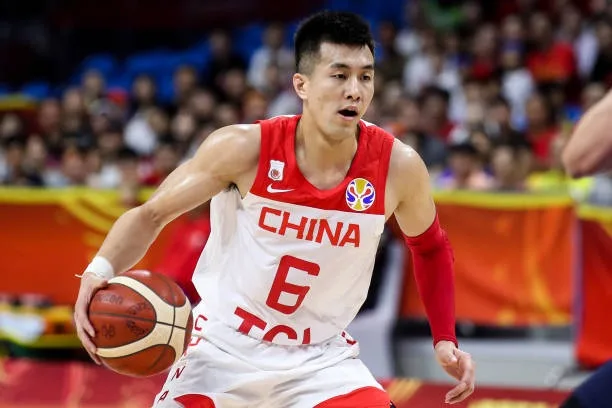 中國隊球員郭艾倫2019年9月6日在廣州體育館舉行的國際籃聯（FIBA）世界盃17至32名排名賽中，在對陣韓國隊的比賽中持球突破。（Zhizhao Wu/Getty Images）