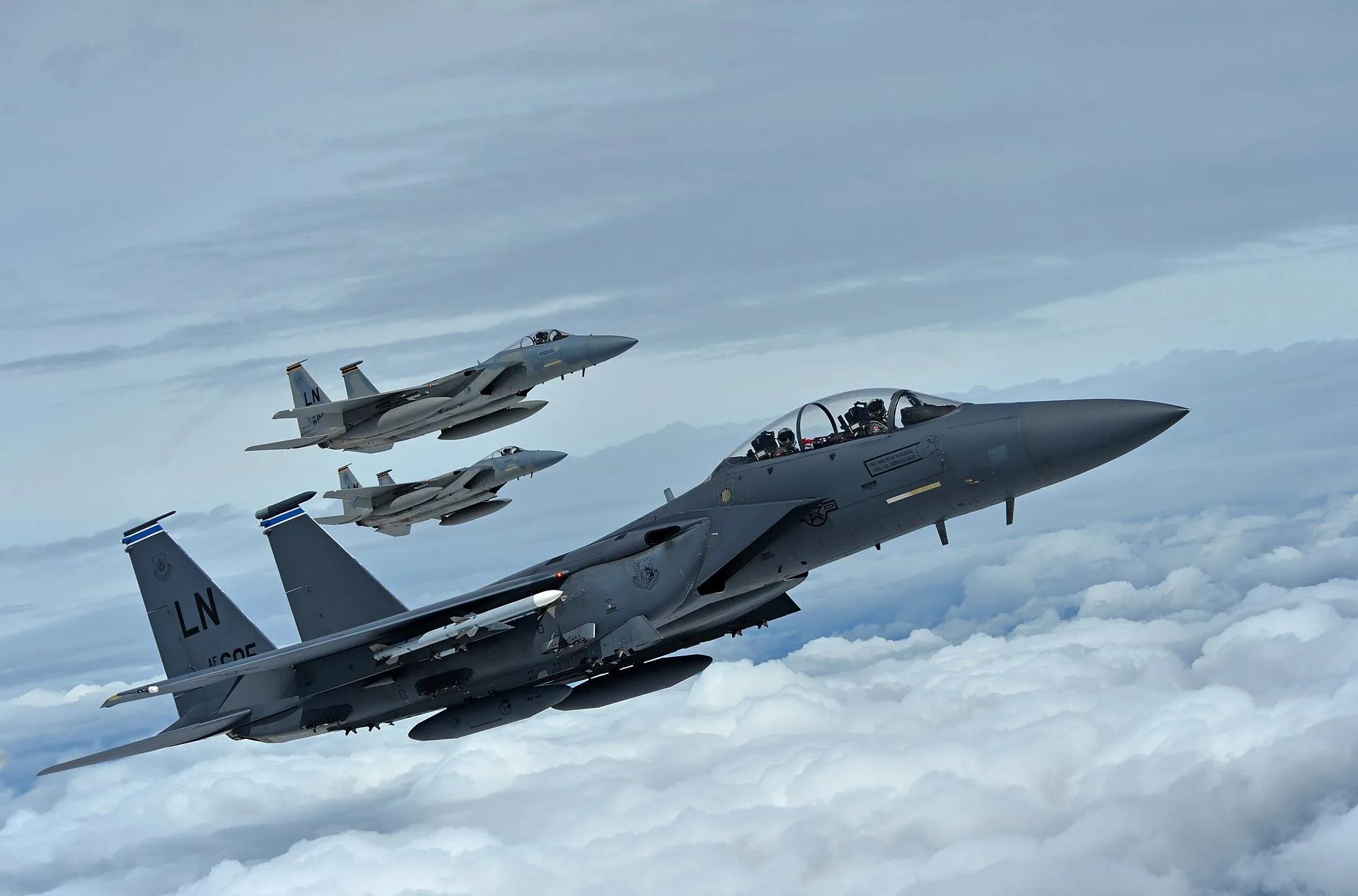 美軍近期在伊朗境內展開大規模營救行動，出動包括 F-15E「打擊鷹」（圖）在內的多型戰機，確保失蹤飛行員平安獲救。（美國空軍 Public Domain 影像庫）