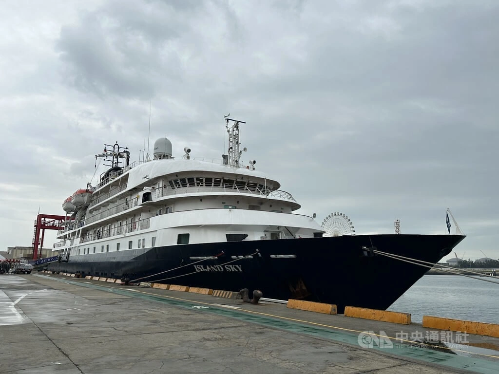 国际邮轮「岛屿天空号」（Island Sky）7日首航台湾台中港。（中央社记者赵丽妍摄　115年4月7日）