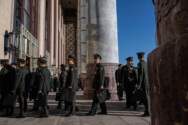 2026年3月9日，中共軍隊代表魚貫進入北京人民大會堂，準備出席十四屆全國人大二次會議第二次全體會議。（Kevin Frayer/Getty Images)）