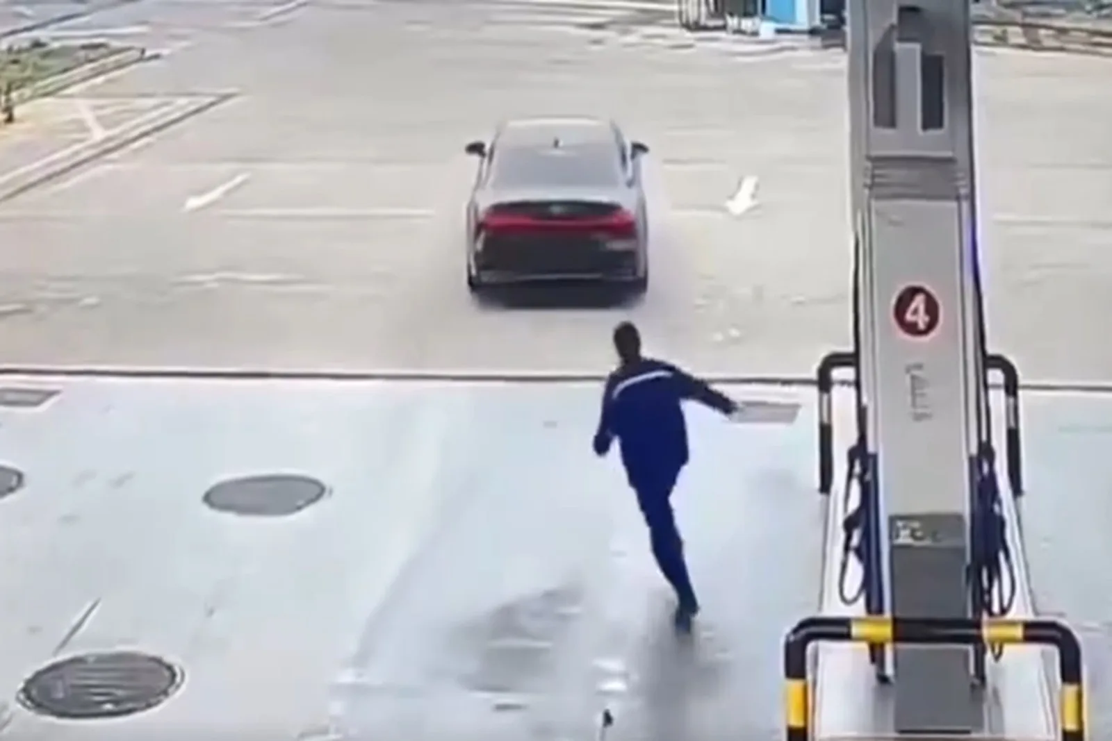 4月11日，一輛黑色奧迪轎車在合肥包河區南淝河路一加油站加油後逃單。（視頻擷圖）