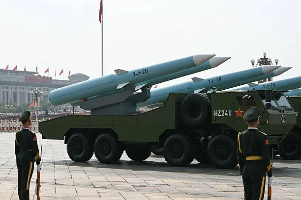 2025年9月3日北京閱兵式上的鷹擊-20（YJ-20）反艦導彈。（GREG BAKER/AFP via Getty Images）
