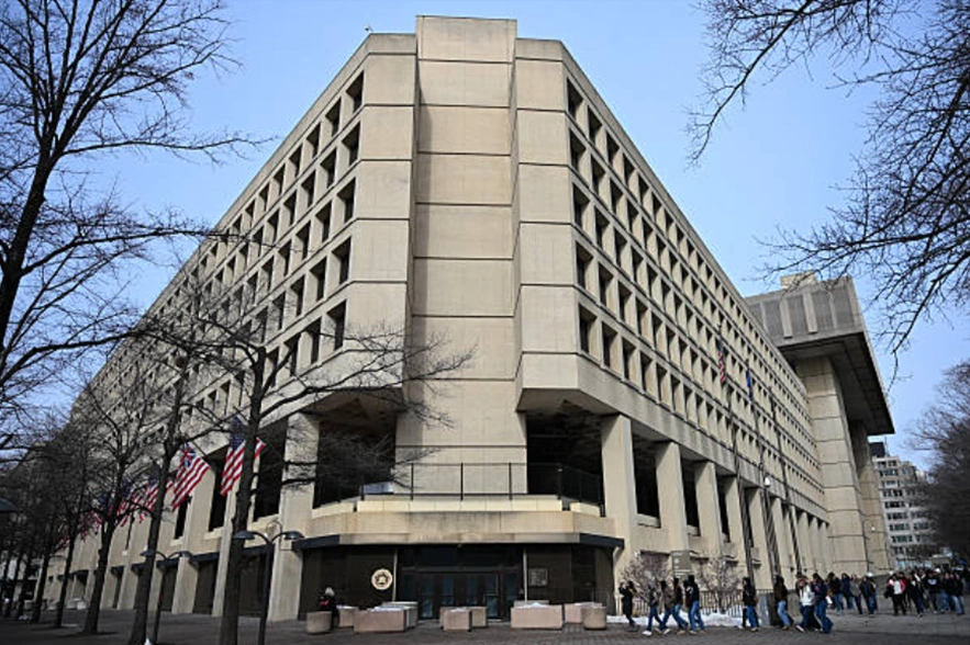位于华盛顿特区的美国联邦调查局（FBI）的总部大楼。 (Photo by Alex WROBLEWSKI / AFP via Getty Images)