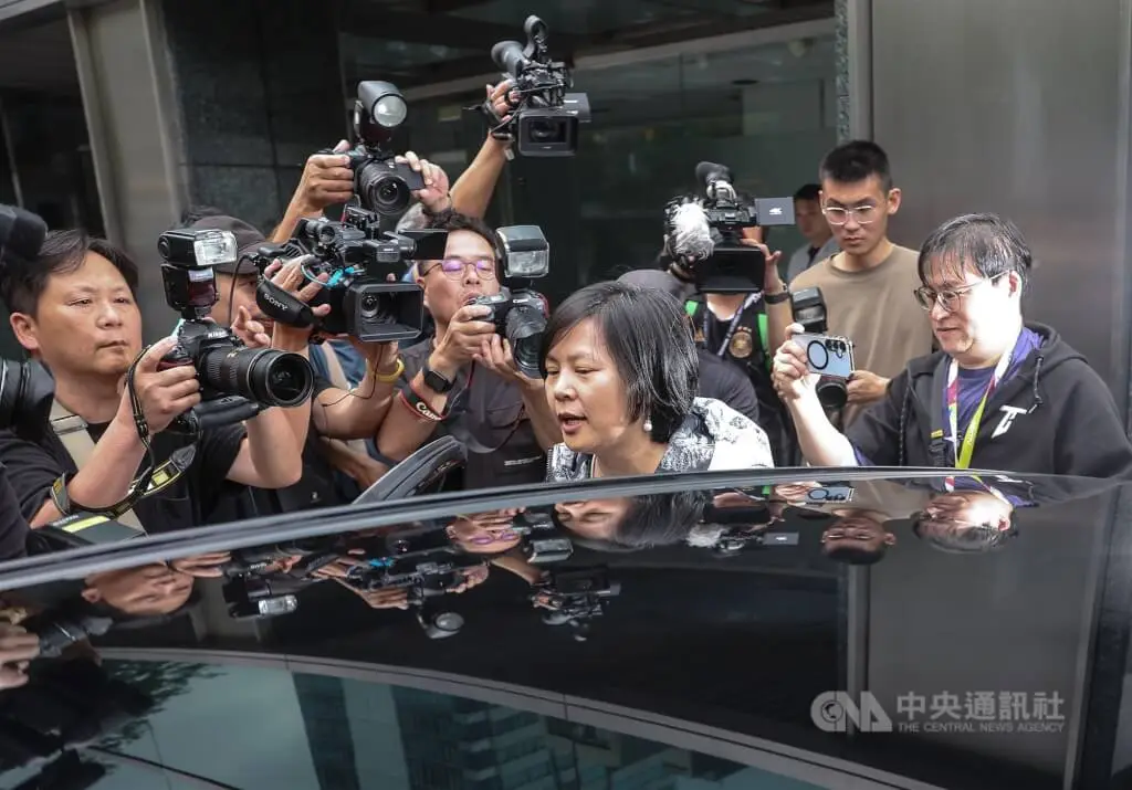 李贞秀被开除党籍，丢失立委资格。图为李贞秀（前中）会后乘车离去，并向媒体表示尊重中评会决议结果。（中央社记者赵世勋摄　115年4月13日）