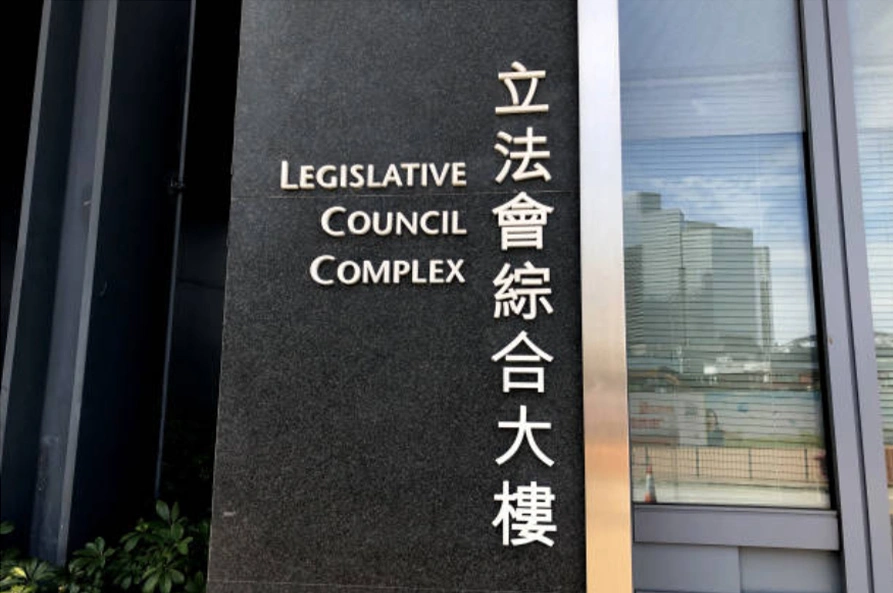 香港官员责任制将生效，表现欠佳可被劝退。 (Photo by Vincent Isore/IP3/Getty Images)