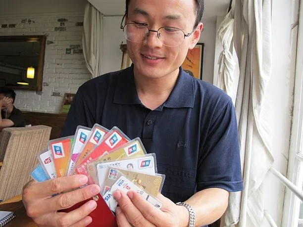 中共央行數據顯示，大陸信用卡發卡量已連續三年下滑，較歷史高點減少超過一億張，規模倒退至近七年前水平。示意圖。（Keith Richburg/The Washington Post via Getty Images）
