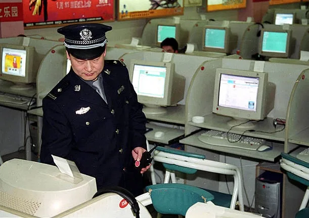 中共近期全面加強對「翻牆」行為的封堵。圖為北京一名民警2002年6月17日檢查一家網吧。（AFP via Getty Images）