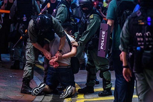 2020年6月12日，香港「反送中」冲突周年，在香港铜锣，一名男子湾遭警察拘留。(ANTHONY WALLACE/AFP via Getty Images)