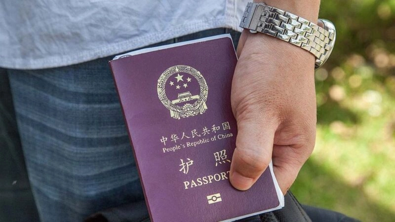 一名中国公民手中拿着一本中国护照。 (Omar Havana/Getty Images)