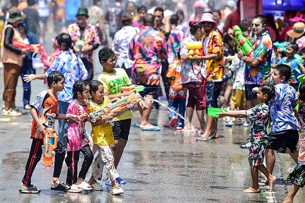 2026年4月13日，泰國南部那拉提瓦府，民眾在泰國佛教新年「宋干節」（又稱潑水節）的首日參加大規模潑水大戰。（Madaree TOHLALA / AFP via Getty Images）
