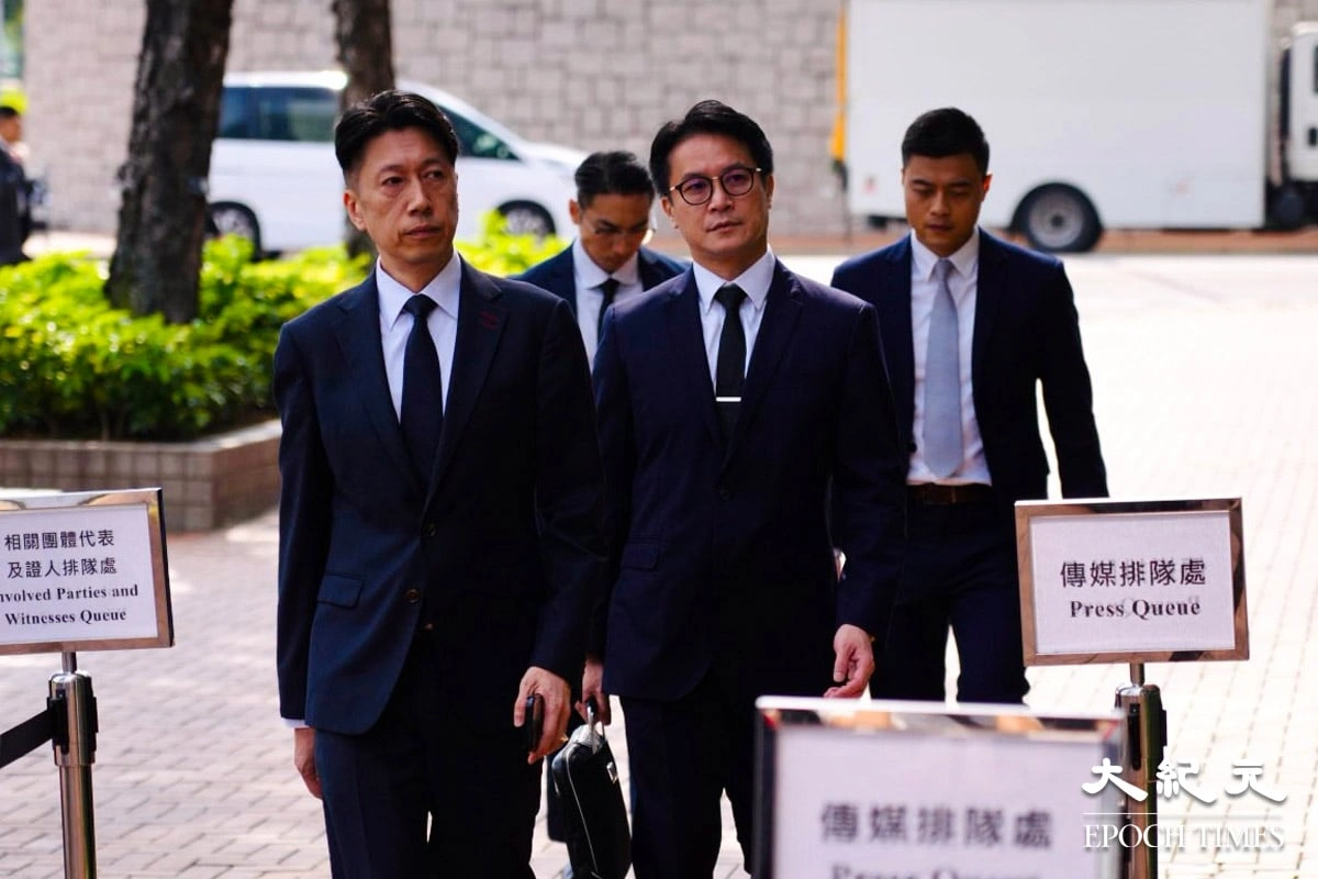 香港消防处助理处长（消防安全）翁锦雄（左）及消防处副消防总长（机构策略）霍振明，（22日）出席听证会作供。（霄龙／大纪元）