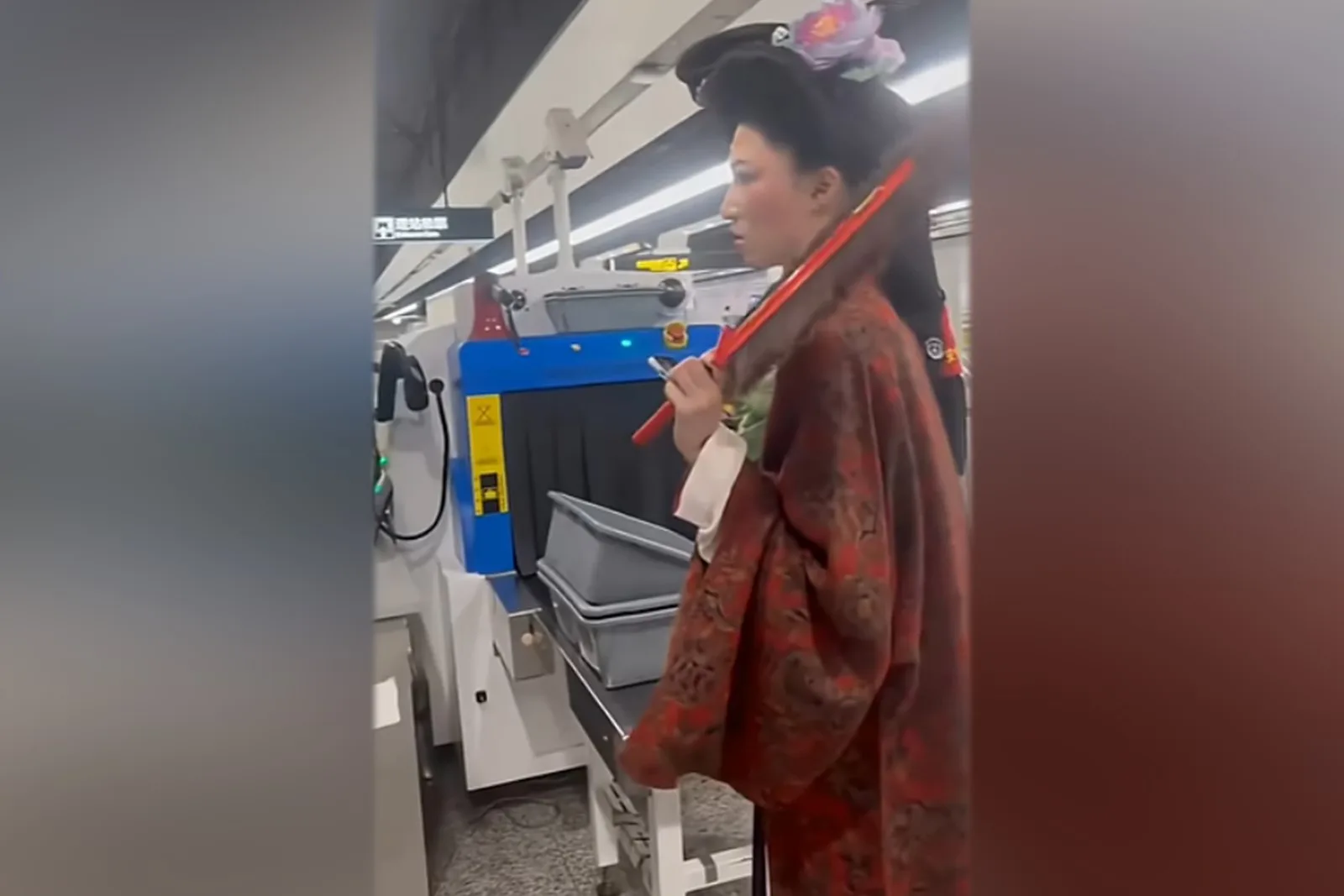 近日，一名上海女子因穿漢服乘地鐵被拒絕進站。（視頻擷圖）
