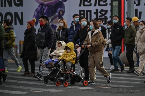 上海街道上的行人。資料圖片。（HECTOR RETAMAL/AFP via Getty Images)）