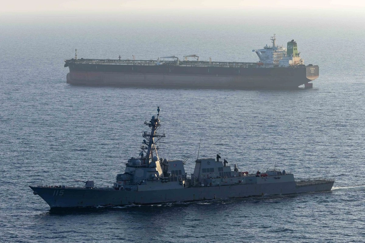 4月26日，导弹驱逐舰“拉斐尔·佩拉尔塔”号（DDG 115）执行美国对伊朗港口的封锁，阻止“溪流”号油轮驶往伊朗港口。（截图取自x.com/
U.S. Central Command）