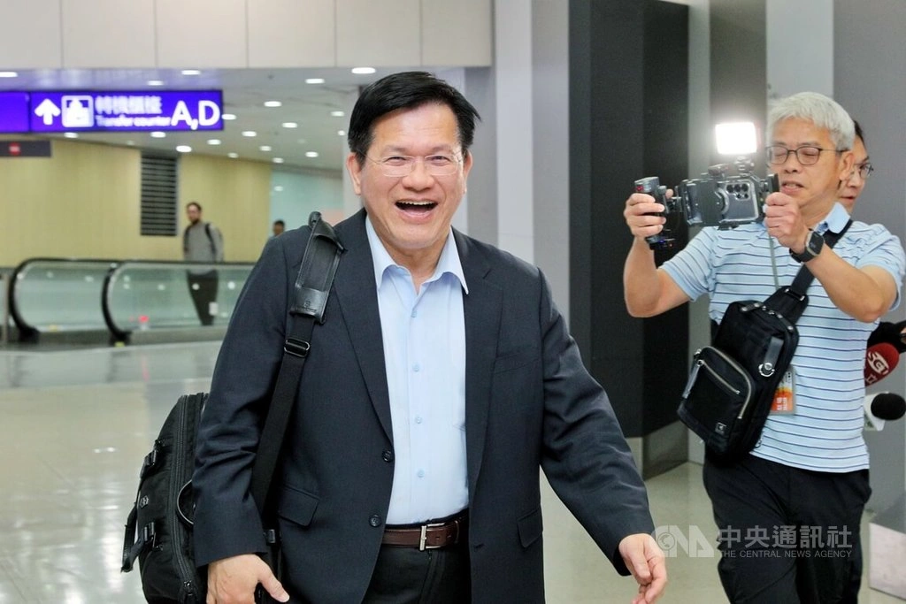 外交部長林佳龍完成史瓦帝尼出訪行程，28日搭乘的中華航空CI62班機在清晨5時58分抵達桃園國際機場。（中央社記者吳睿騏桃園機場攝　115年4月28日）