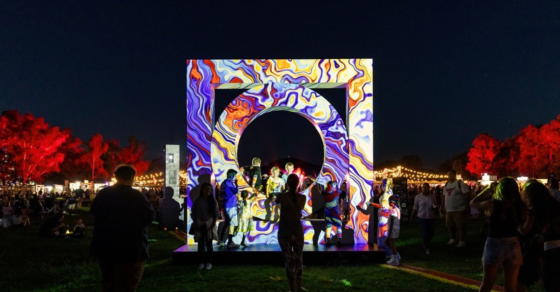 Neon Fields 图片来源：Events ACT & Enlighten Festival