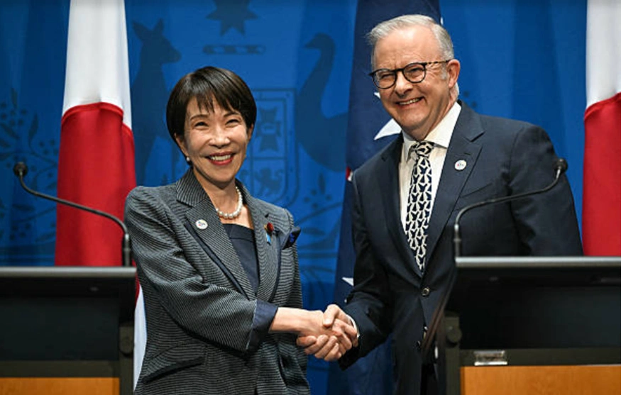 2026年5月4日，澳大利亚总理安东尼·阿尔巴尼斯（右）在堪培拉国会大厦向媒体发表讲话后，与日本首相高市早苗握手。(Photo by Saeed Khan / AFP via Getty Images)