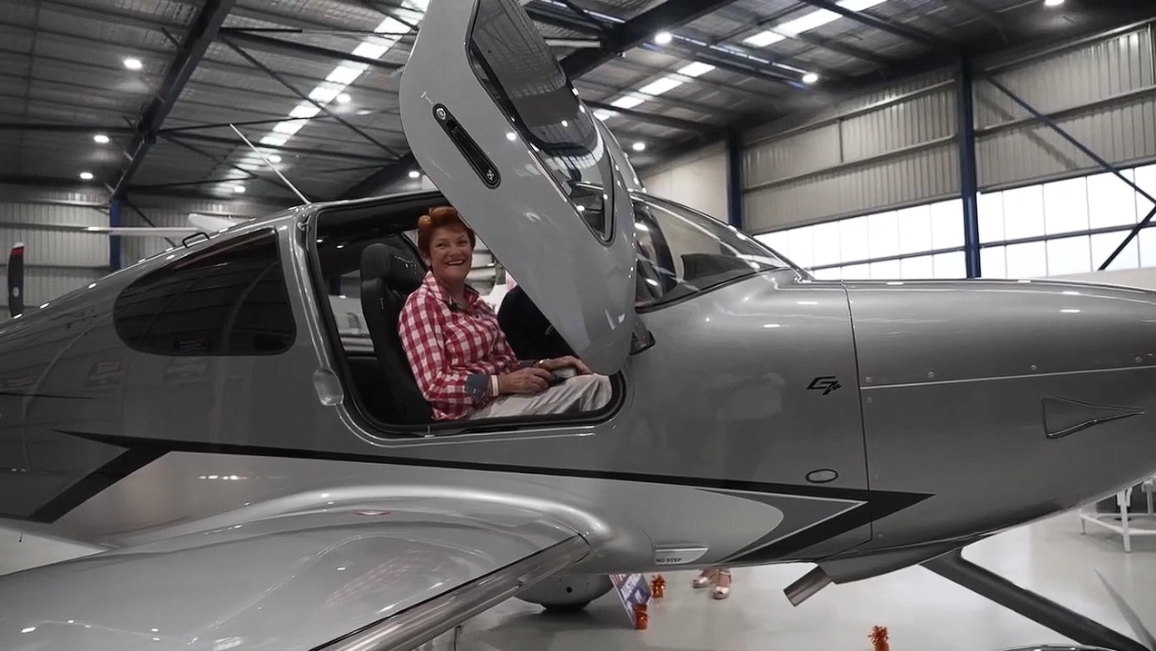 寶琳•漢森獲贈價值210萬元飛機。（截圖取自YouTube/Pauline Hanson's Please Explain）