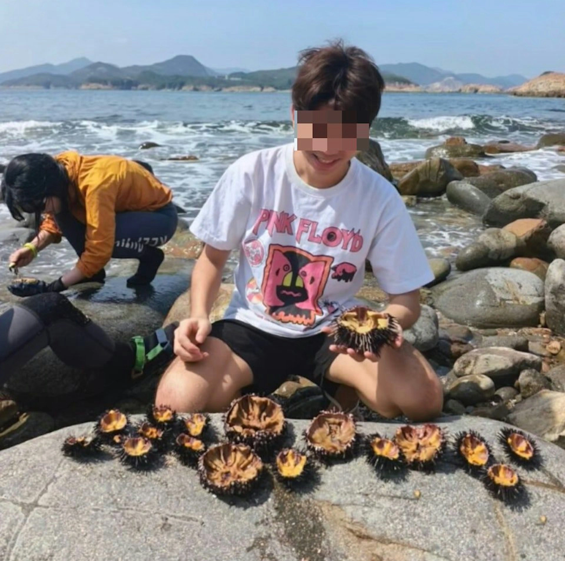 大陸旅客在西貢火石洲附近浮潛捕捉海膽。（小紅書截圖）