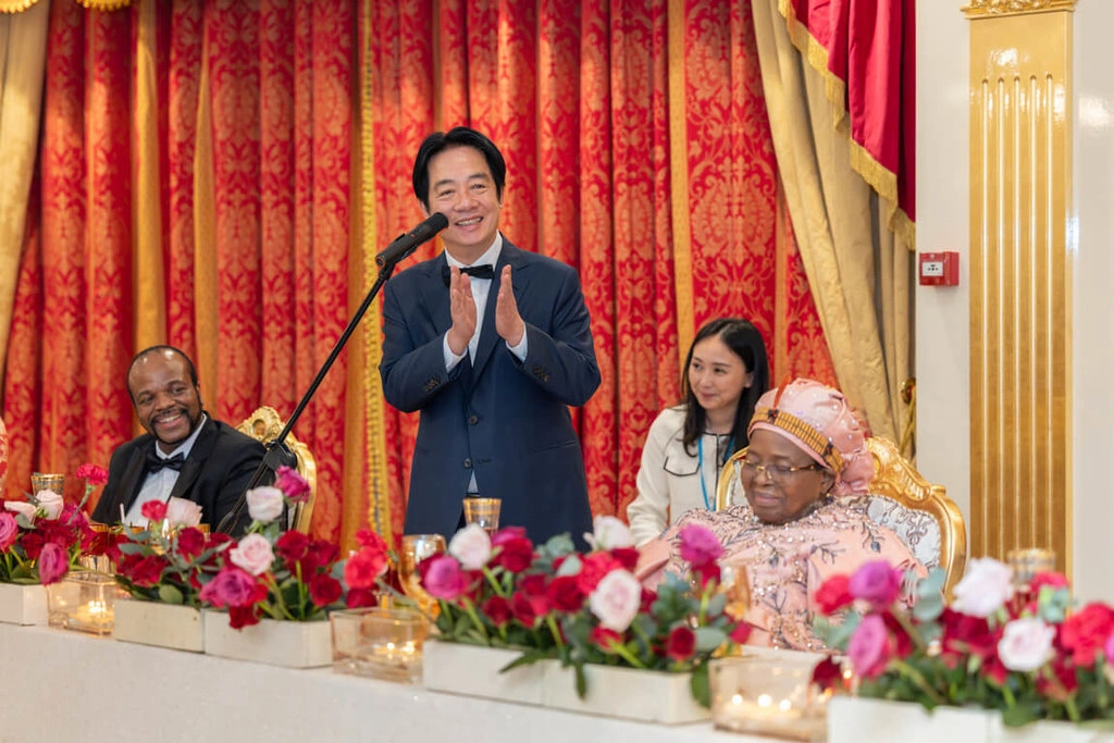 总统赖清德（中）赴非洲友邦史瓦帝尼进行国事访问，于当地时间3日晚间出席恩史瓦帝三世国王（左）举办的国王国宴。（总统府提供）