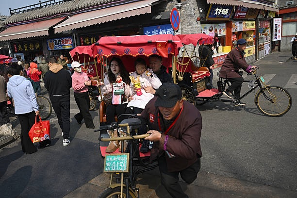 2026年3月8日，民眾在北京市的一處旅遊景區遊覽。（Pedro PARDO / AFP via Getty Images）
