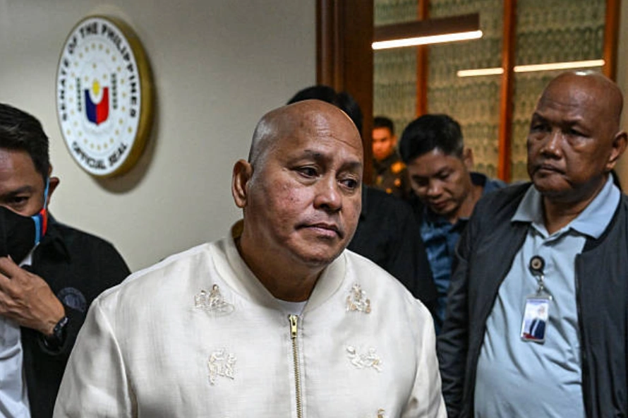 2026年5月12日，菲律宾参议员罗纳德·德拉罗萨（Ronald Dela Rosa）在马尼拉大都会帕赛市的菲律宾参议院接受媒体采访。(Photo by Jam STA ROSA / AFP via Getty Images)