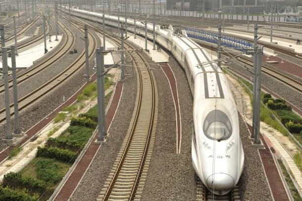 2011年8月11日，一列高鐵列車駛離北京南站。（PETER PARKS/AFP via Getty Images）