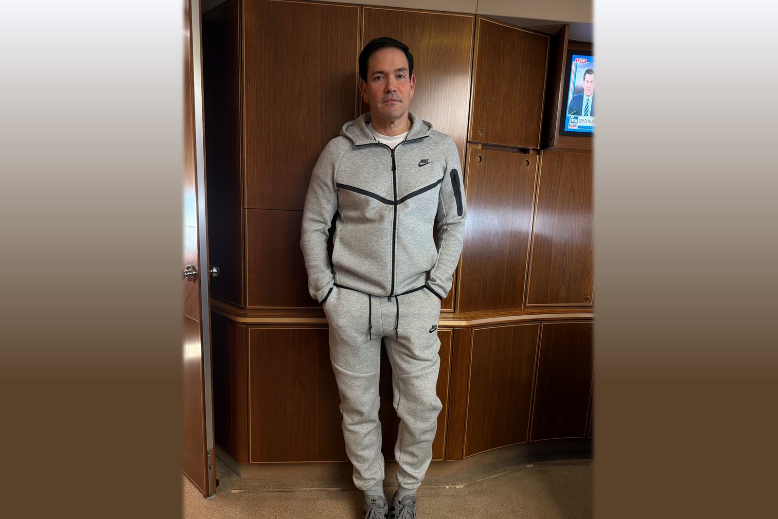 美國國務卿盧比奧在空軍一號上穿著 Nike Tech「委內瑞拉」系列。（X@StevenCheung47擷圖）