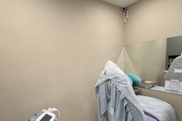 爱尔丽诊所高雄1家分店治疗室内装设监视器标示「录影中」。（高市府卫生局提供）