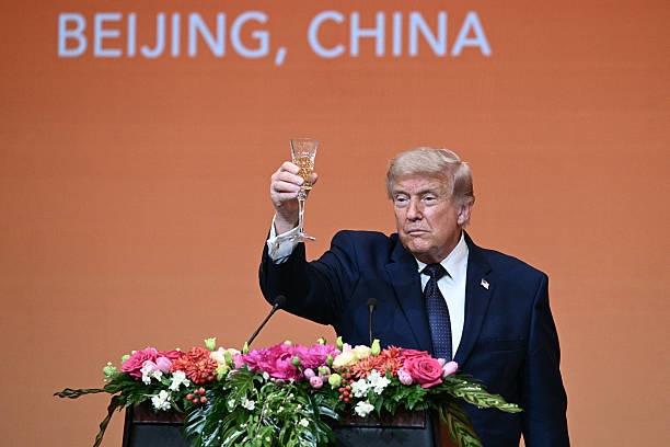 川普5月14日在北京的國宴上舉杯飲酒。（Brendan SMIALOWSKI / AFP via Getty Images）