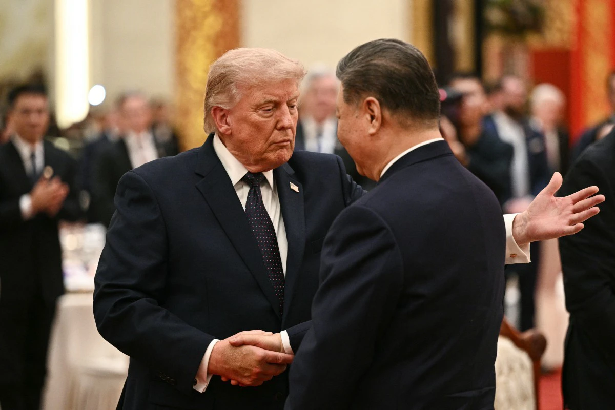 2026年5月14日，中国国家主席习近平（右）与美国总统唐纳德·特朗普在北京人民大会堂出席国宴时握手。(Photo by Brendan SMIALOWSKI / AFP via Getty Images)