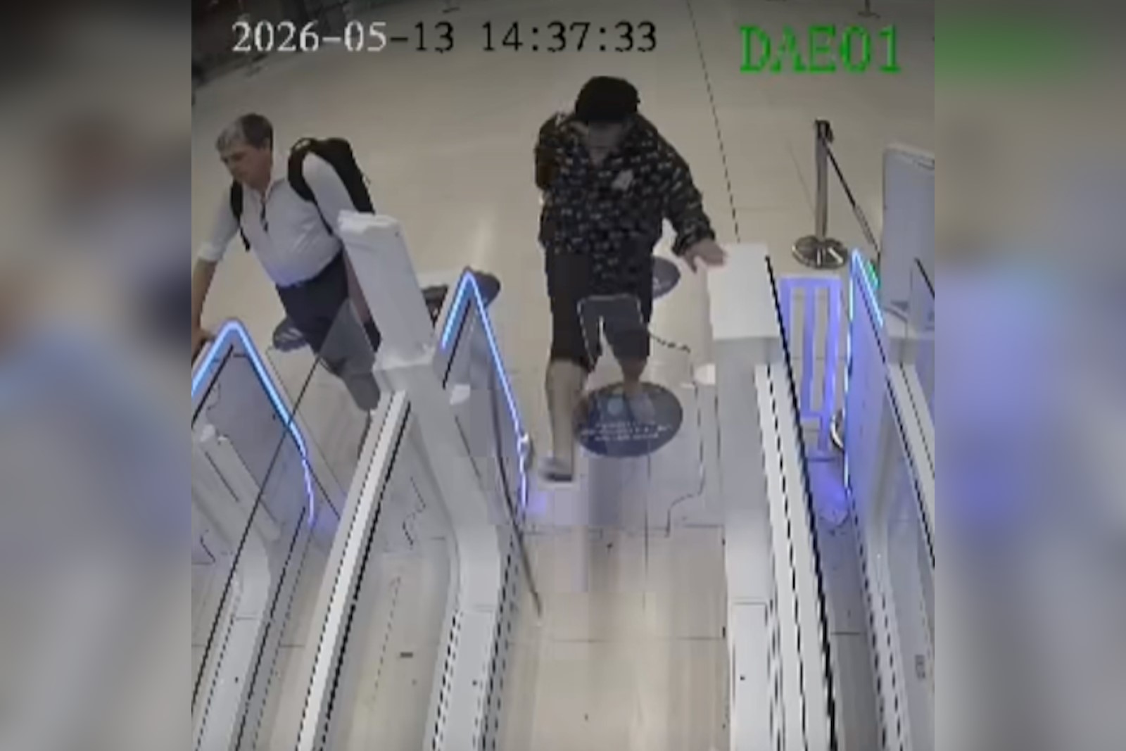 中國男子鄭立偉暴踹閘門。（視頻擷圖）