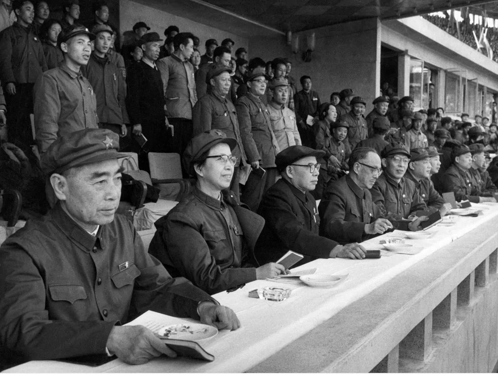 圖為1967年4月21日，中國總理周恩來、毛澤東夫人江青、文化大革命思想家甄伯達、中共領導人康崢、張春橋、王力、楊正武、姚文遠、支鵬宇和寬峰在北京參加北京市革命委員會會議。 (Photo by XINHUA / AFP) (Photo by -/XINHUA/AFP via Getty Images)