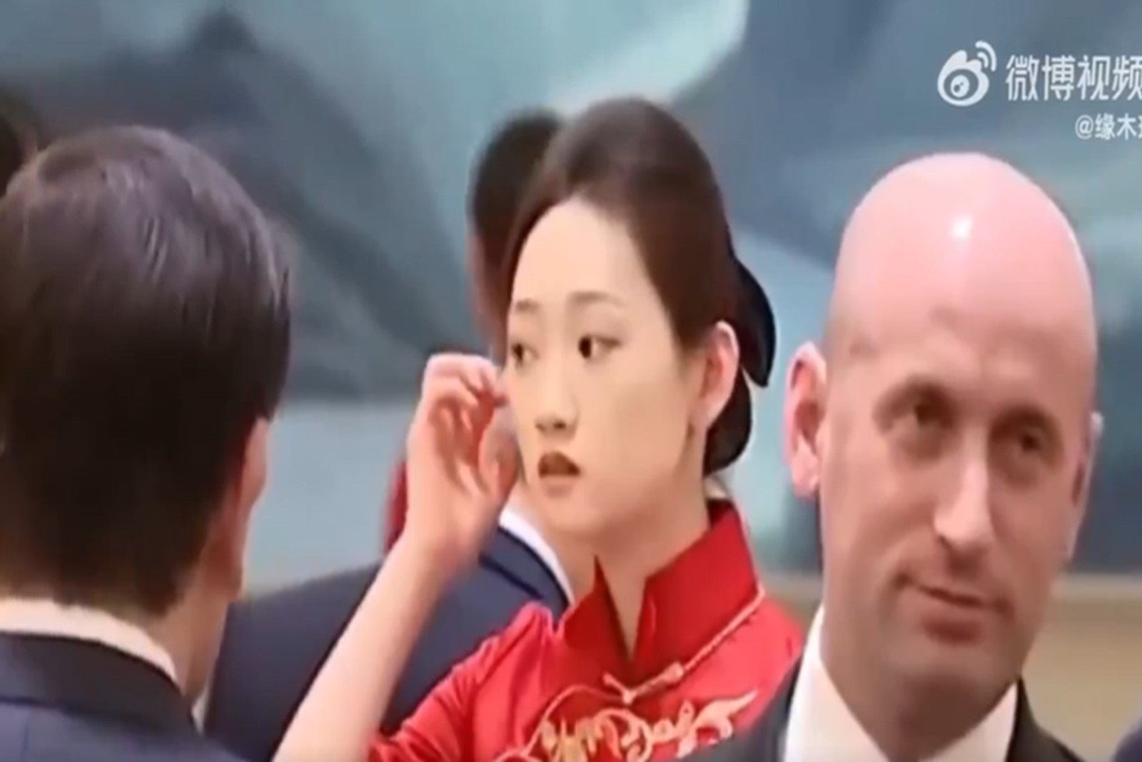 5月14日晚在北京歡迎川普的國宴上，紅衣女服務員被質疑是武警、特警部隊的情報人員。（視頻擷圖）
