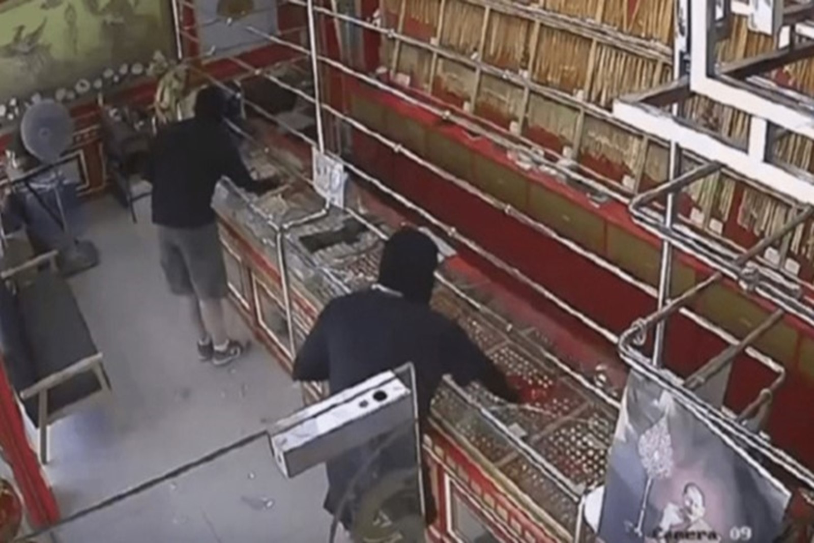 近日，兩名中國男遊客蒙面持槍，搶劫泰國的一家金舖，案發後8小時落網。（視頻擷圖）