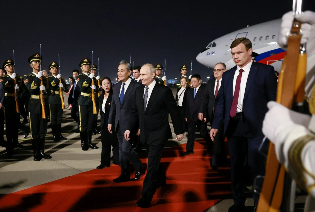 2026年5月19日晚，俄罗斯总统弗拉基米尔·普京抵达北京首都国际机场，受到中国外交部长王毅的迎接。(Photo by Vladimir SMIRNOV / POOL / AFP via Getty Images)