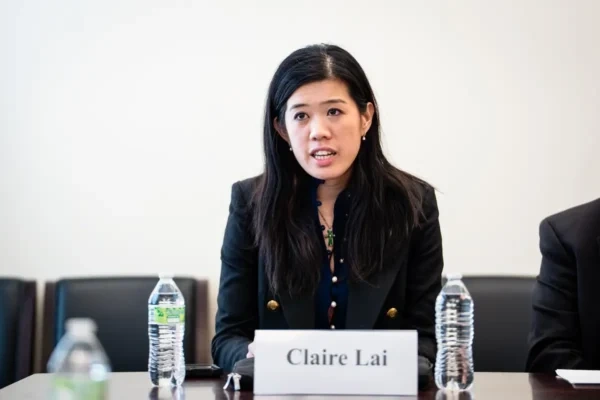2026年3月19日，香港民主派報紙《蘋果日報》創始人黎智英之女黎採在華盛頓國會山舉行的新聞發布會上發表講話。（Madalina Kilroy／英文大紀元）