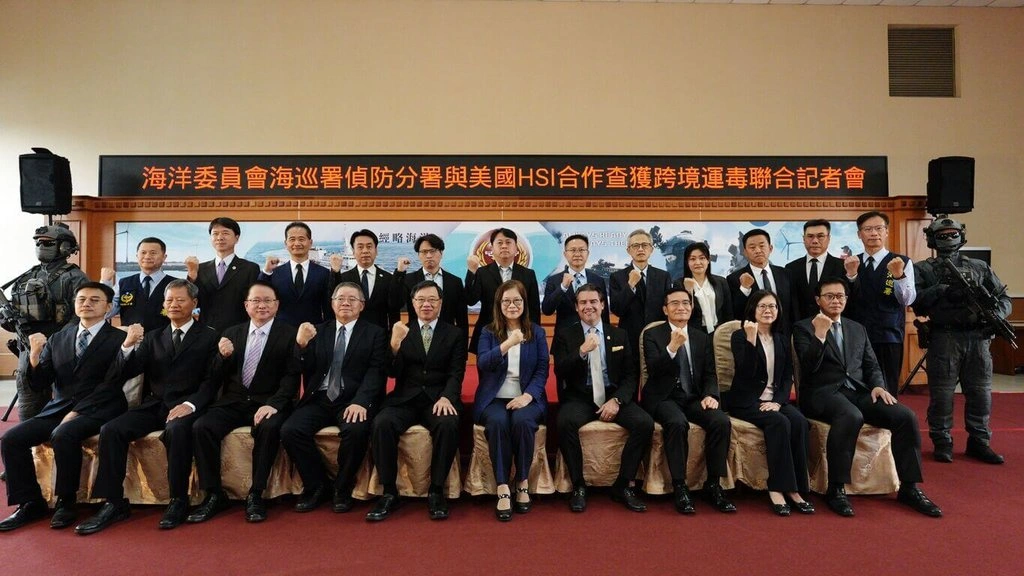 海洋委员会海巡署19日举行记者会，宣布与美国国土安全调查署（HSI）共同打击毒品，侦破14起人体跨境运毒案，逮捕包含欧美及泰国等国籍犯嫌共22人。（海巡署提供/中央社）