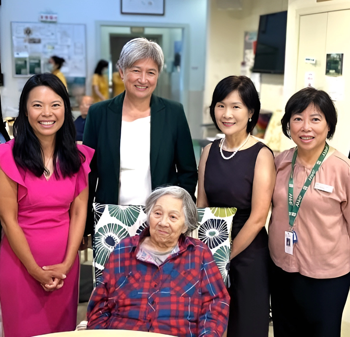 澳洲外长黄英贤（左二）与联邦议员陈莎莉（左一）参访养老院。