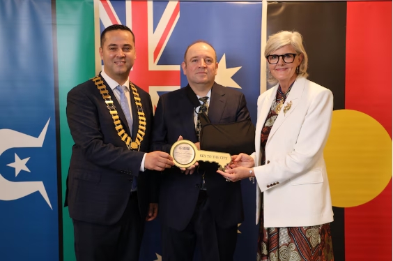 1月26日，艾爾·艾哈邁德被授予 Canterbury-Bankstown 的城市之匙獎。（網路）