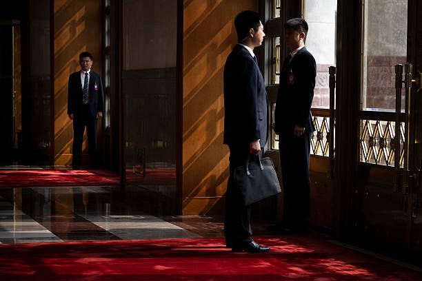北京大會堂內的安保人員。示意圖。（Brendan Smialowski / AFP via Getty Images）