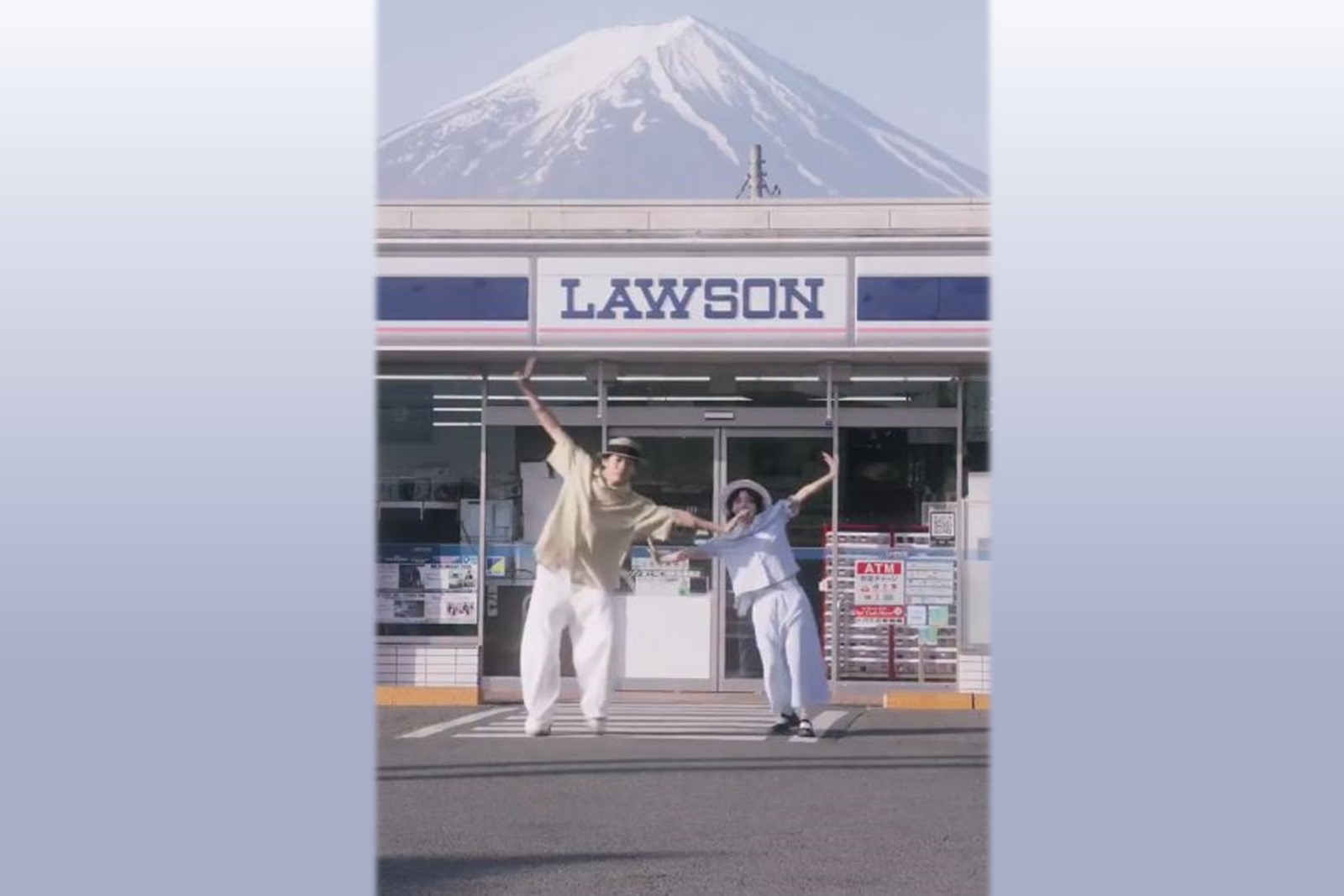 中國抖音網紅情侶檔「藤短短」日前在「LAWSON河口湖站前店」門口跳舞，被日本網民罵爆。（藤短短抖音擷圖）