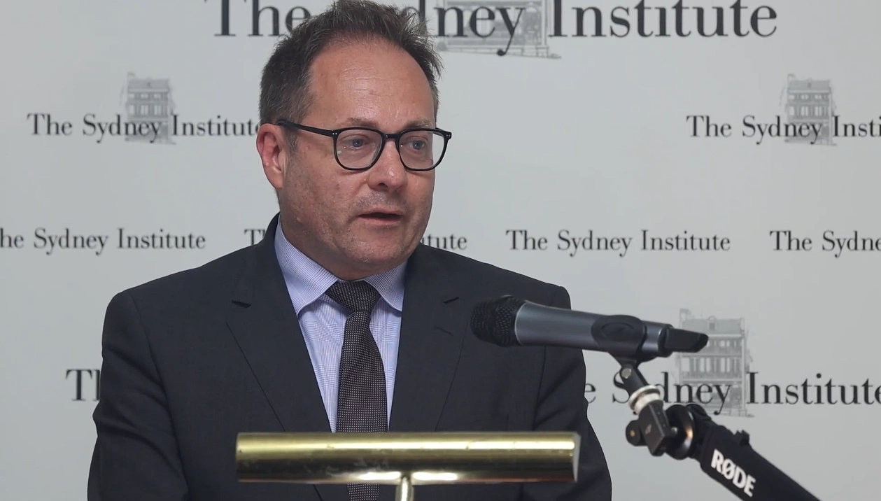 图为澳洲助理财长丹尼尔·穆利诺（Daniel Mulino）。(截图取自YouTube/The Sydney Institute)