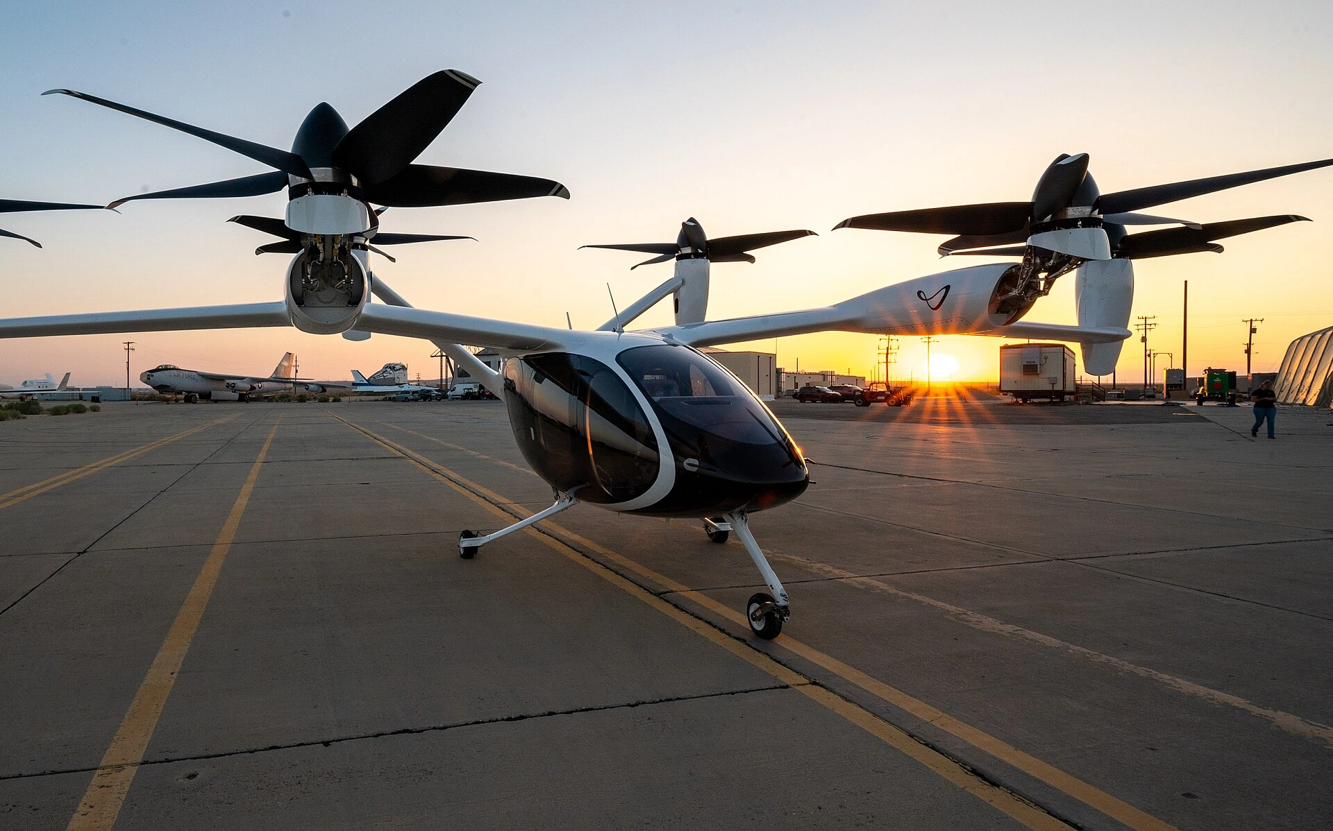 示意图：电动垂直起降（eVTOL）飞行器（图为Joby Aviation 的 eVTOL）。（图取自维基共享资源；作者Matti Blume，CC BY-SA 4.0）