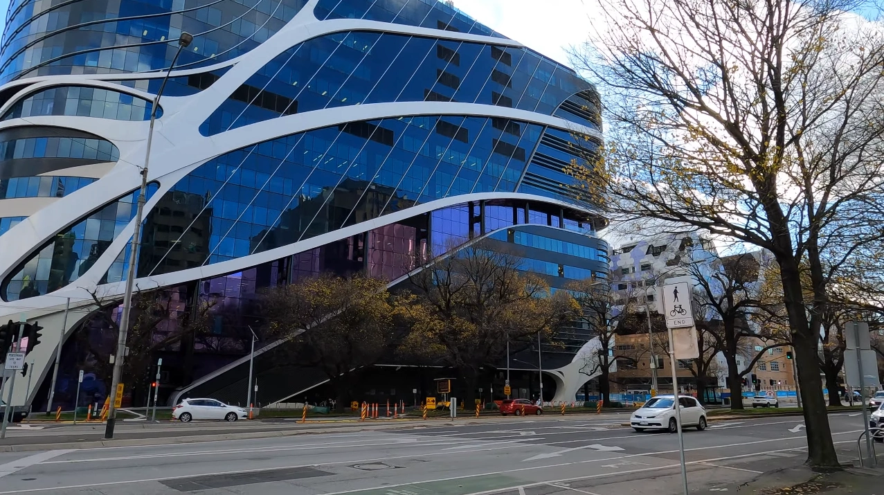 图为皇家墨尔本医院（Royal Melbourne Hospital）。（截图取自YouTube/Travel Melbourne）