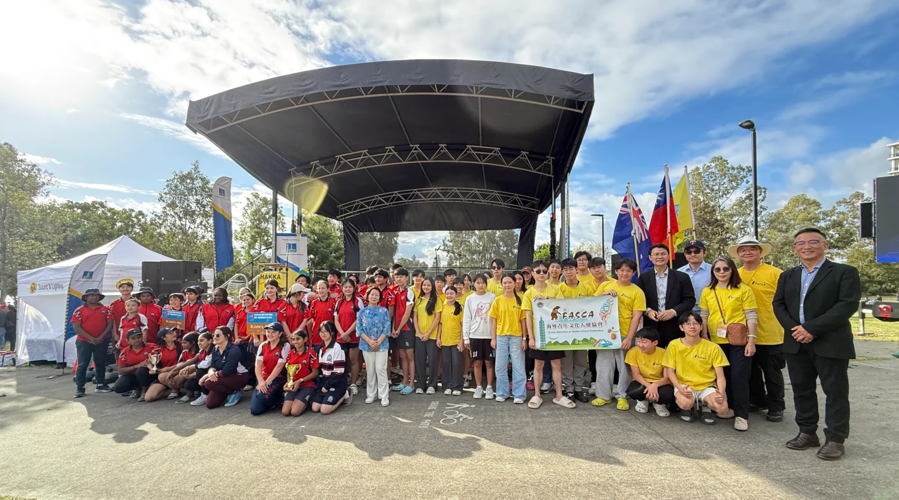 FASCA BNE(圖右)參加2026年多元文化節暨端午龍舟競賽活動展現運動家精神獲表揚.