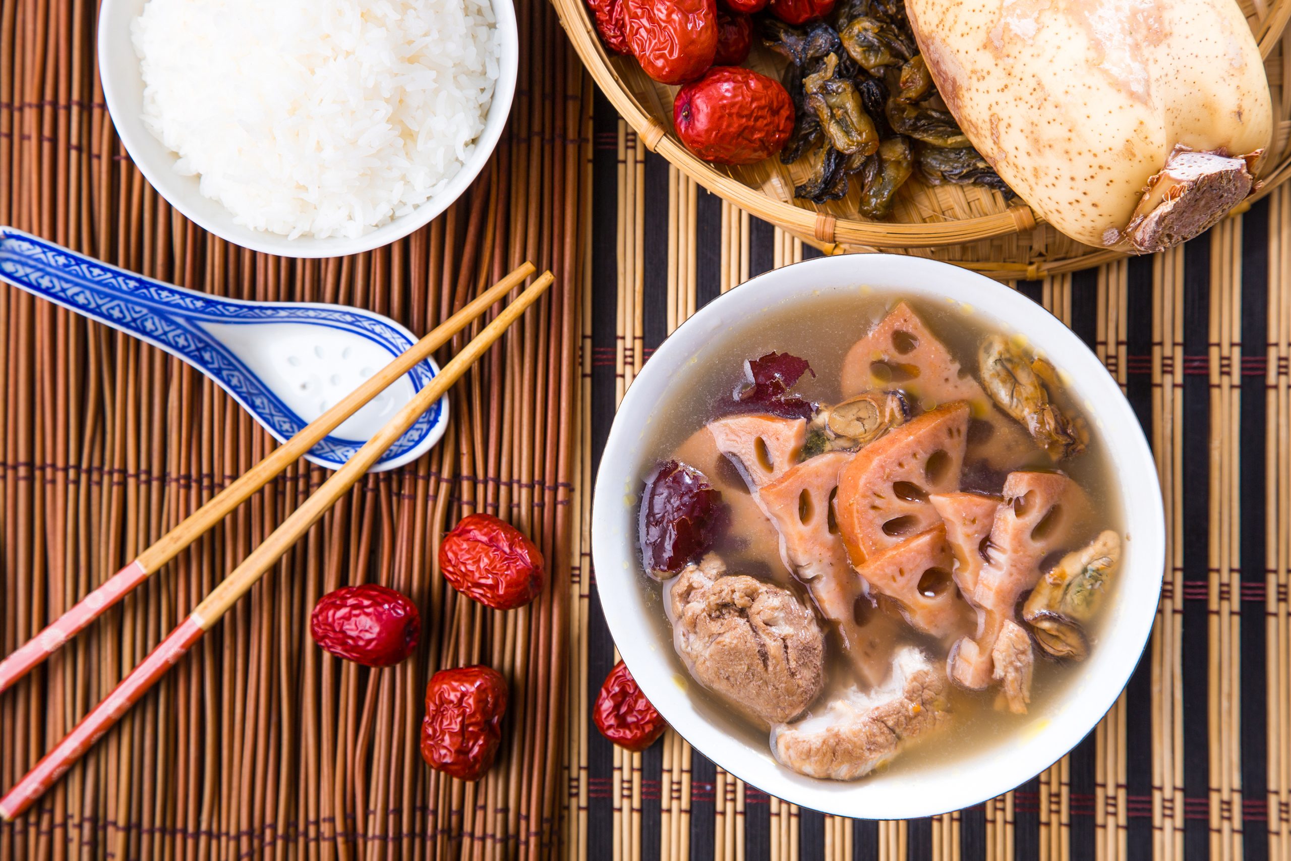 莲藕羊肉冬至汤 (图片来源：Adobe Stock）