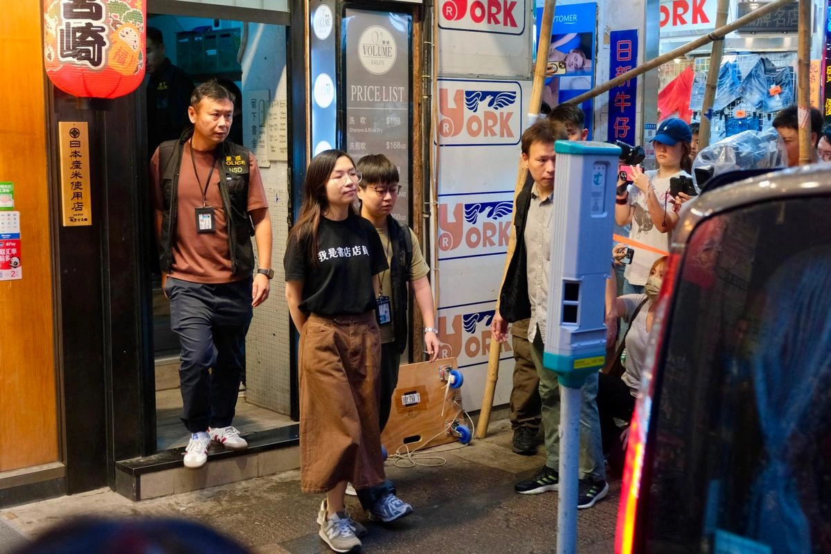 2026年7月15日，香港警方突击搜查了“留下书舍”，并没收了店内物品。一名独立​​书店员工被警方带走。(Photo by Tommy WANG / AFP via Getty Images)
