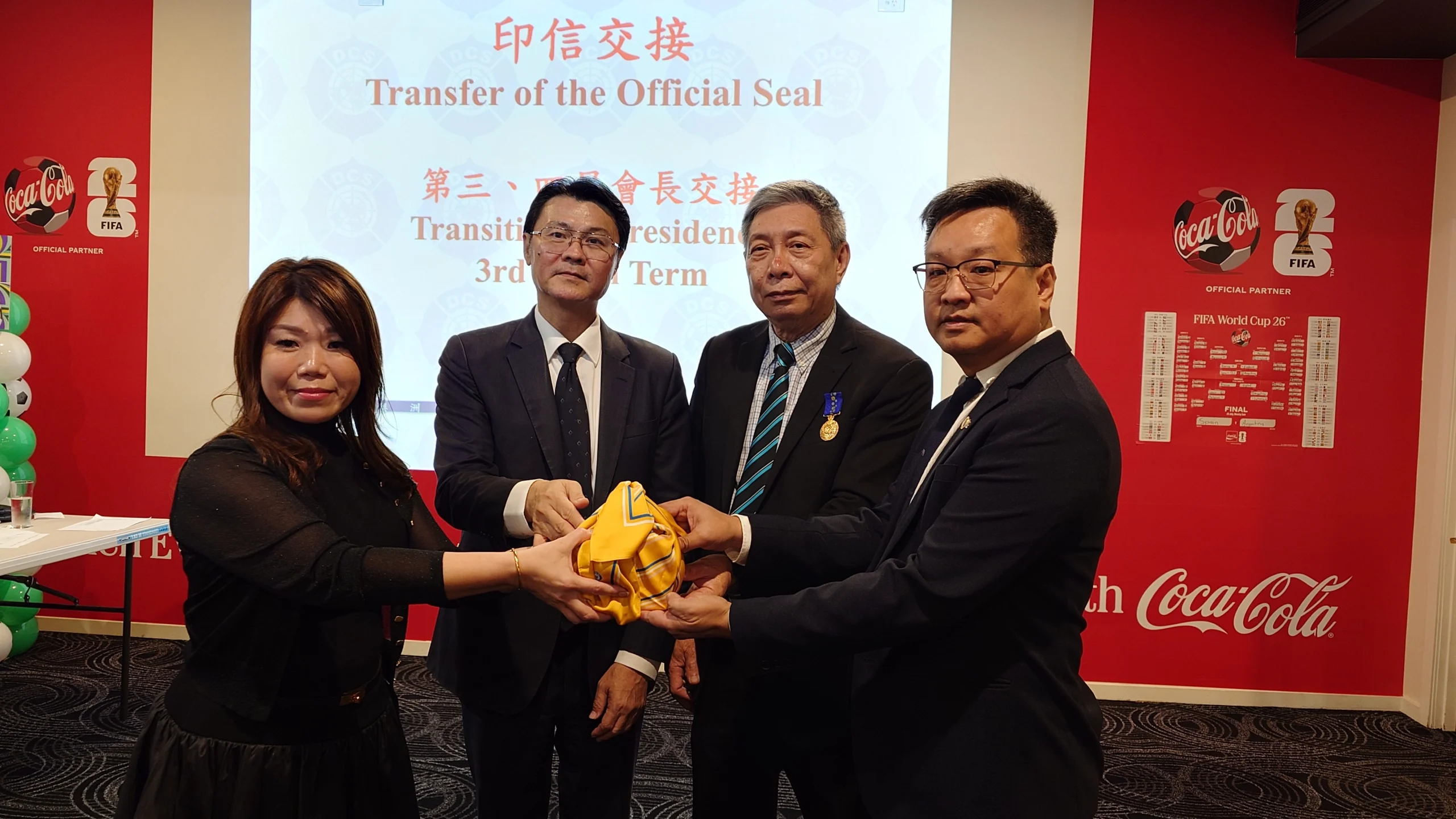 滿任會長林寶蓮由洪燕霞(左1)代表交棒新任會長彥華(右1)，由駐布里斯本辦事處處長范厚祿(左2)、創會會長柯文耀(右2)見證